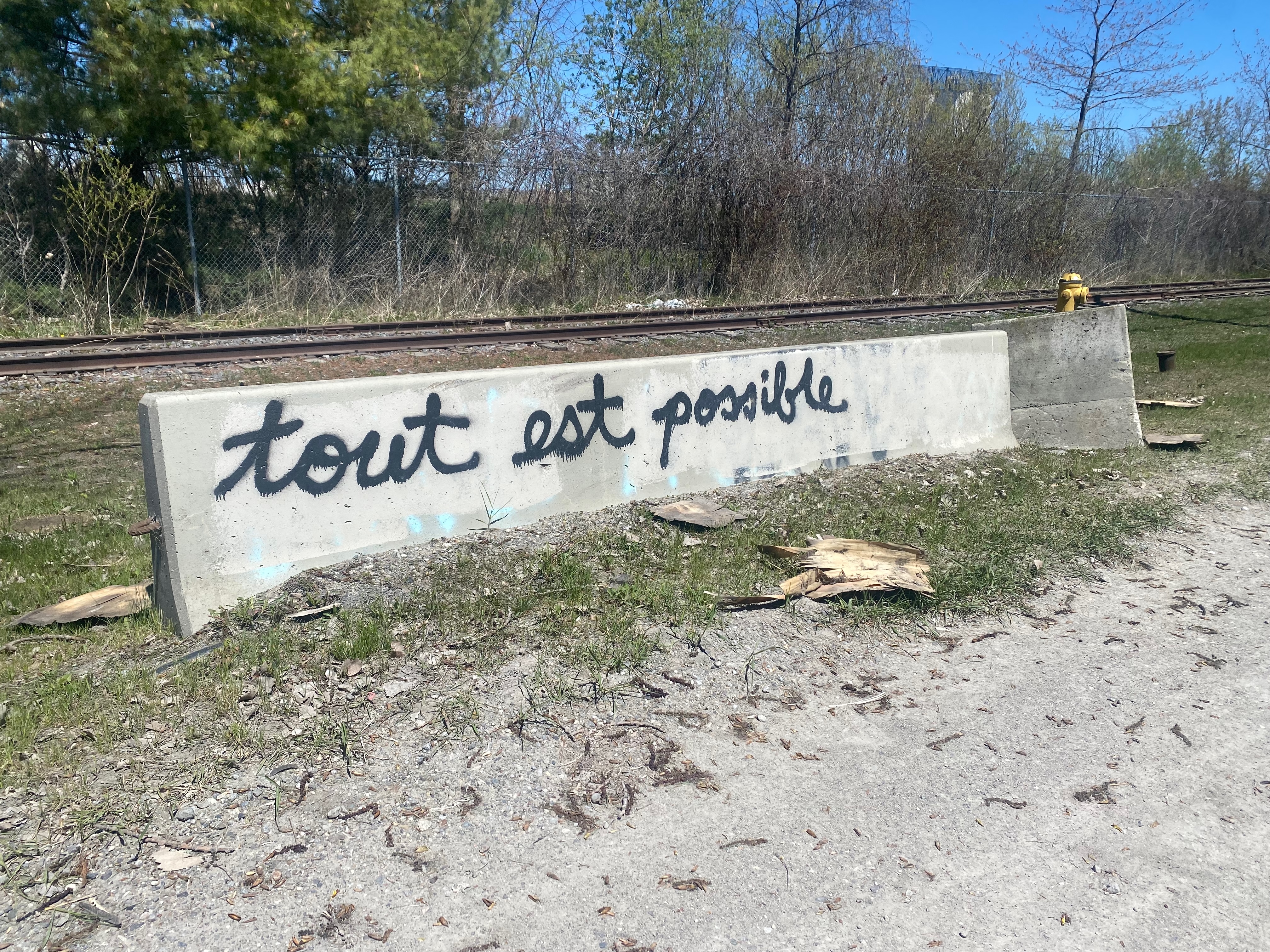 Tout est possible mural beside railway tracks